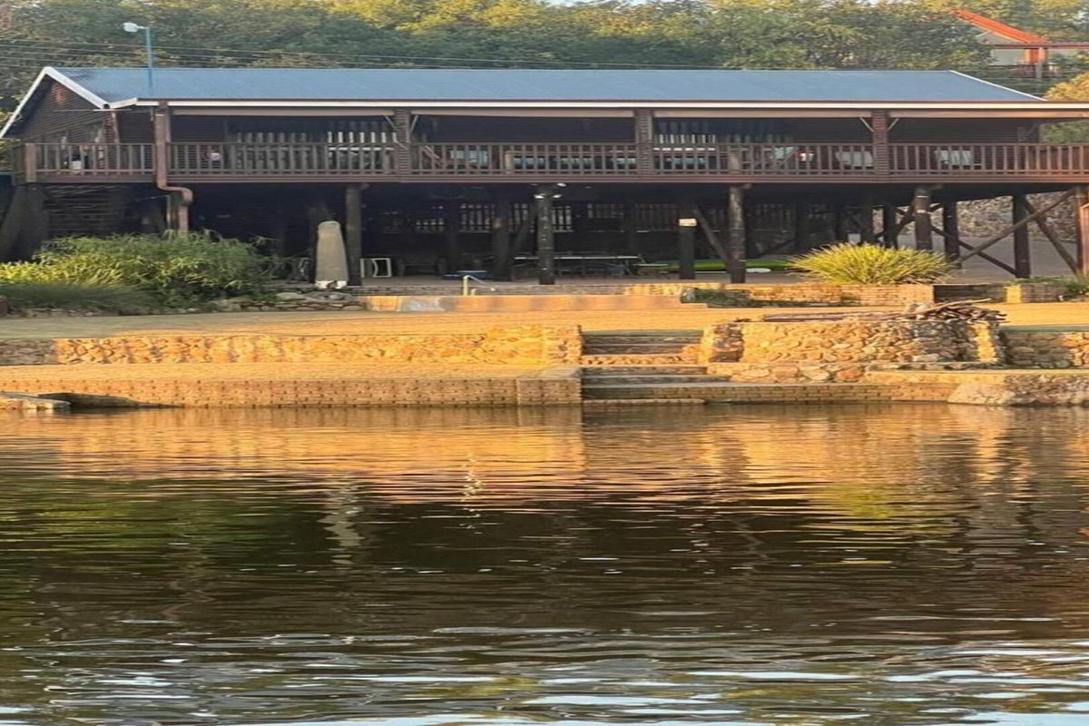 Luxury Waterfront Living – Elegant 2-Bedroom Retreat with Spectacular Views - Photo 2