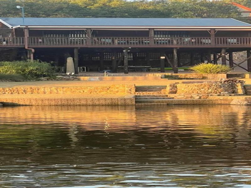 Luxury Waterfront Living – Elegant 2-Bedroom Retreat with Spectacular Views - Photo 2