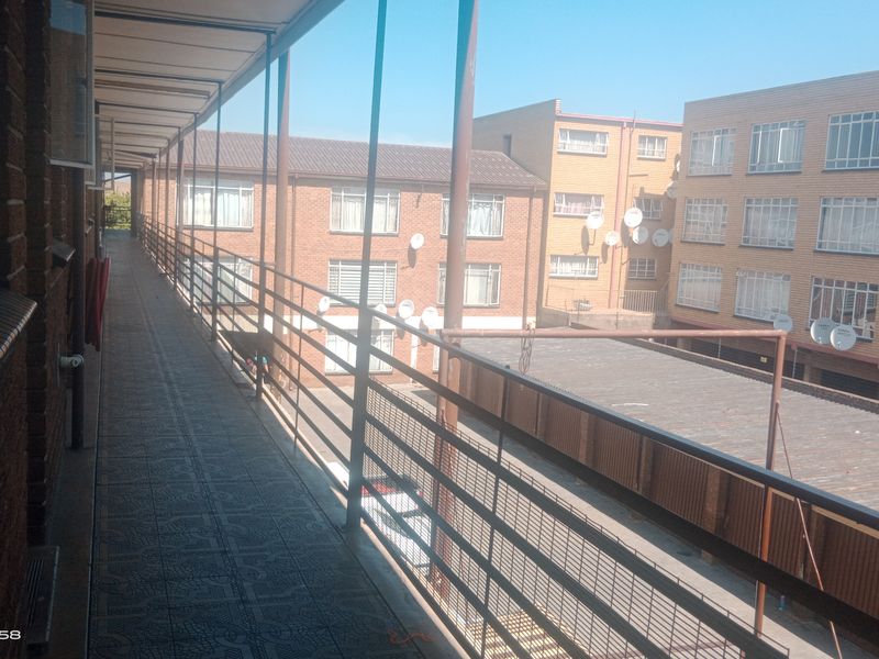 Modern 2-Bedroom Flat in the Heart of Vereeniging CBD – Convenience at Your Doorstep - Photo 1