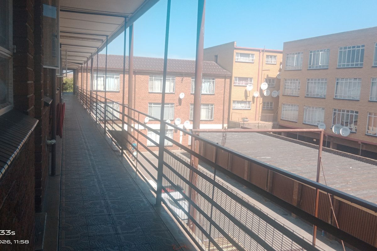 Modern 2-Bedroom Flat in the Heart of Vereeniging CBD – Convenience at Your Doorstep - Photo 4