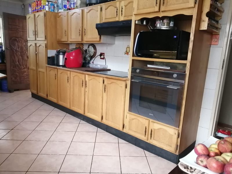 Spacious 3-Bedroom Family Home with Entertainment Area in Sought-After Sonlandpark, Vereeniging! - Photo 4