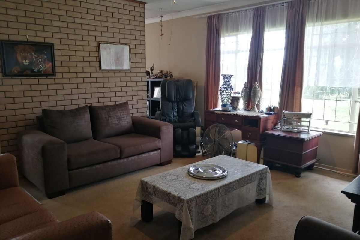 Spacious 3-Bedroom Family Home with Entertainment Area in Sought-After Sonlandpark, Vereeniging! - Photo 2