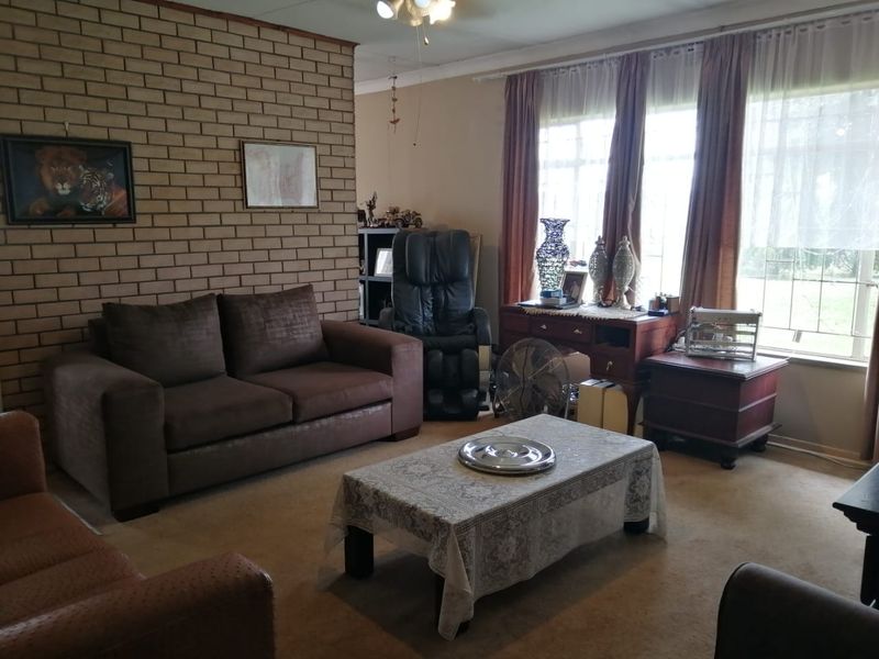 Spacious 3-Bedroom Family Home with Entertainment Area in Sought-After Sonlandpark, Vereeniging! - Photo 2