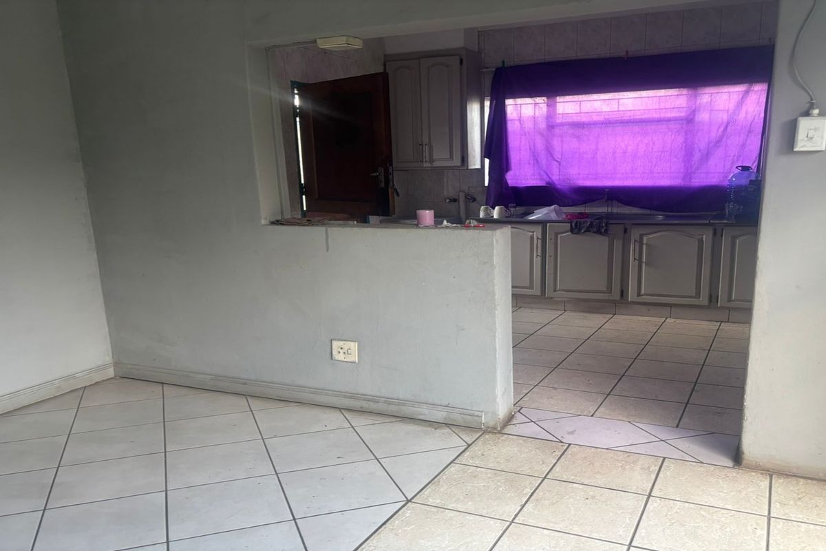 MUST-SELL 3 BEDROOM FAMILY HOME WITH FLATLT - Photo 3