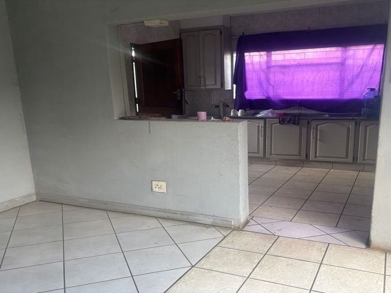 MUST-SELL 3 BEDROOM FAMILY HOME WITH FLATLT - Photo 3