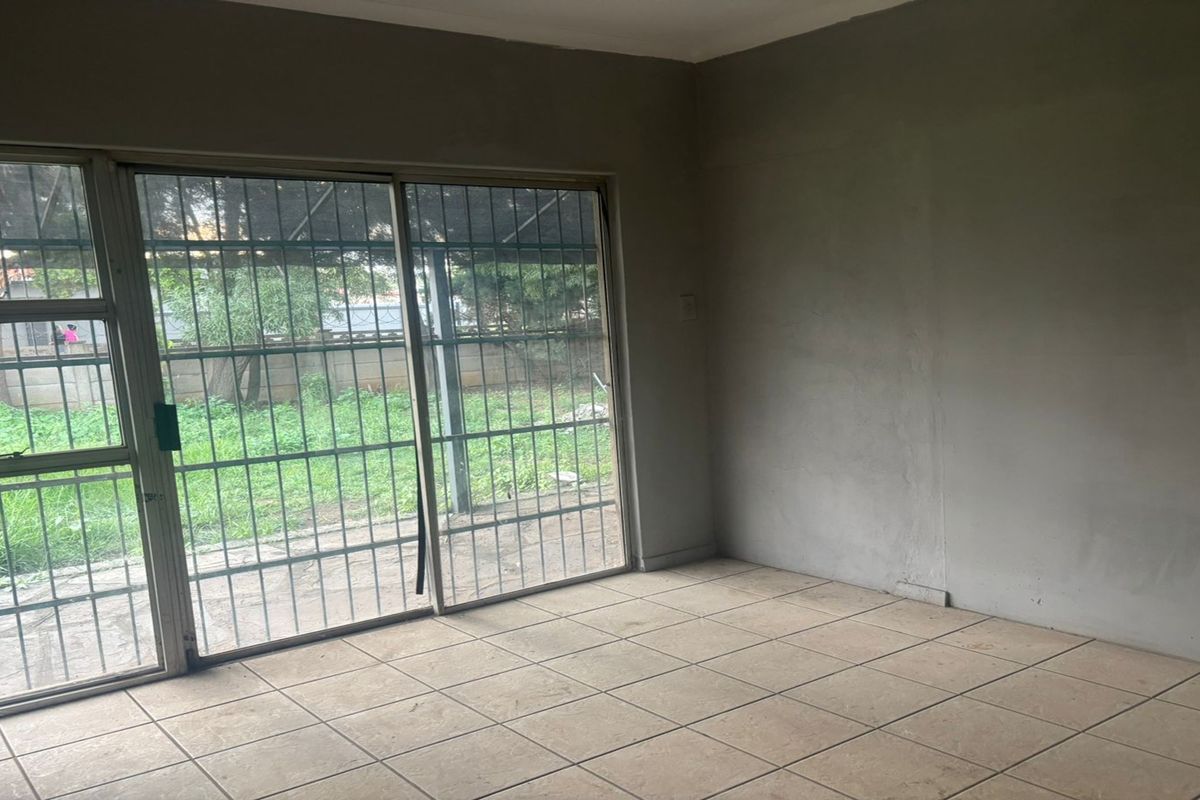 MUST-SELL 3 BEDROOM FAMILY HOME WITH FLATLT - Photo 2