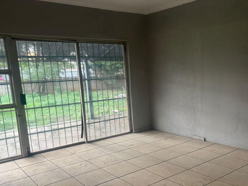 MUST-SELL 3 BEDROOM FAMILY HOME WITH FLATLT - Photo 2