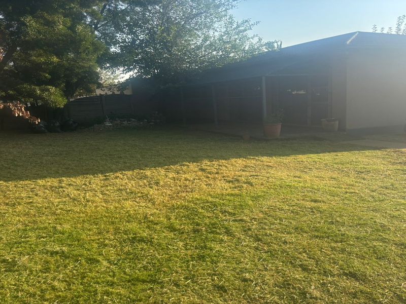MUST-SELL 3 BEDROOM FAMILY HOME WITH FLATLT - Photo 1