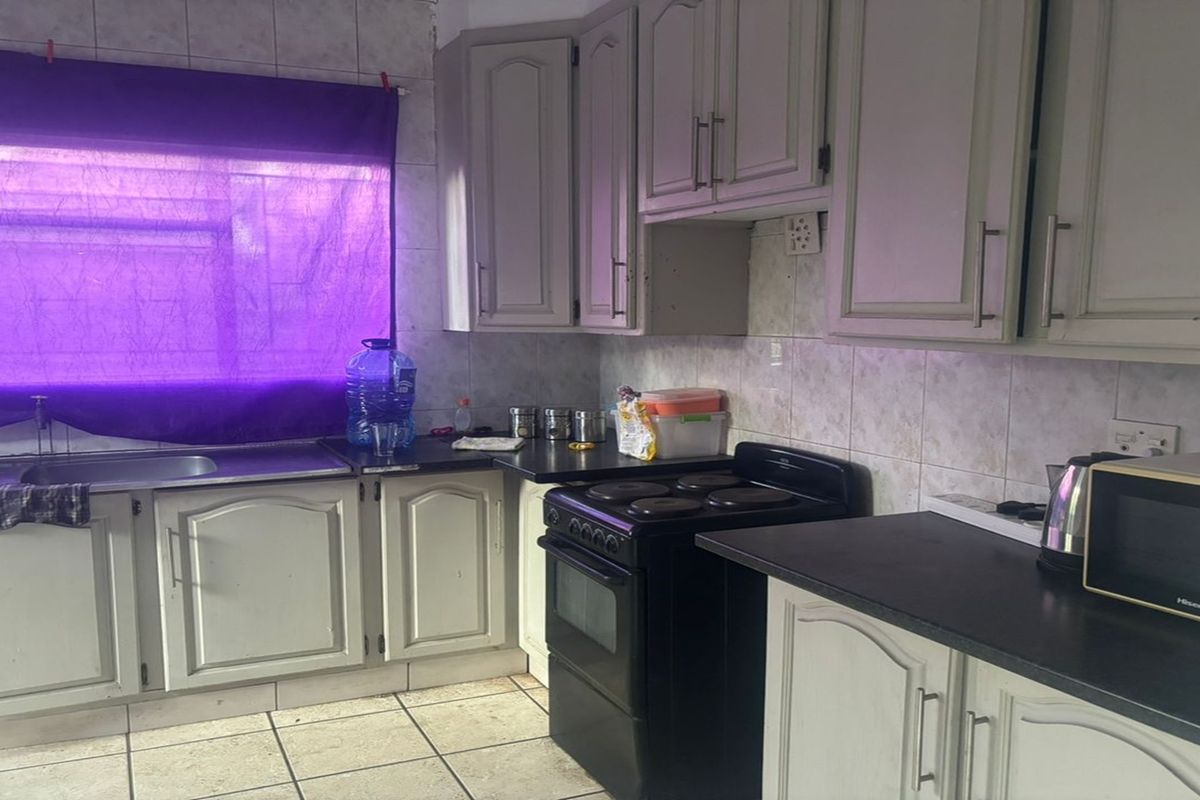 MUST-SELL 3 BEDROOM FAMILY HOME WITH FLATLT - Photo 4