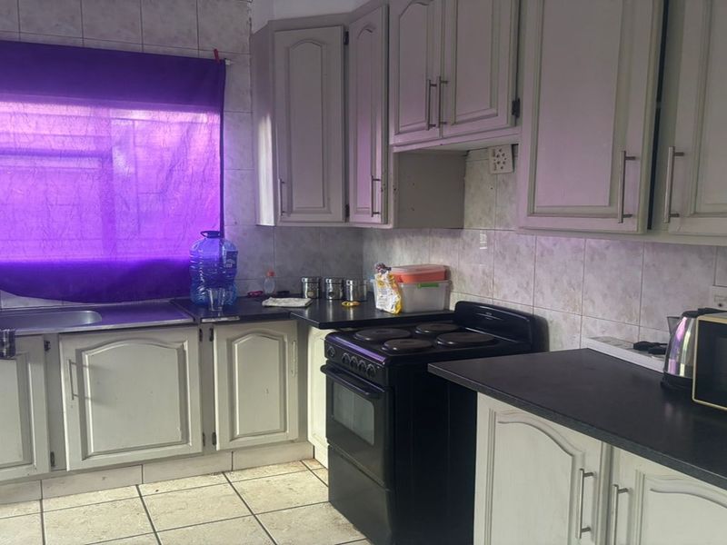 MUST-SELL 3 BEDROOM FAMILY HOME WITH FLATLT - Photo 4