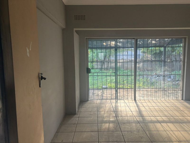 MUST-SELL 3 BEDROOM FAMILY HOME WITH FLATLT - Photo 8
