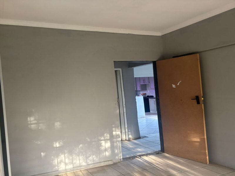 MUST-SELL 3 BEDROOM FAMILY HOME WITH FLATLT - Photo 7