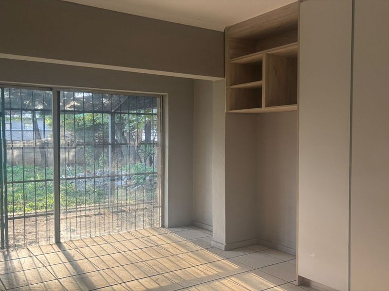 MUST-SELL 3 BEDROOM FAMILY HOME WITH FLATLT - Photo 5