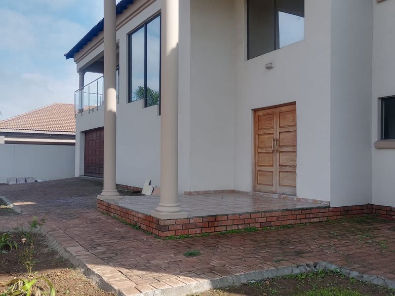 Stunning double-storey home - Photo 9