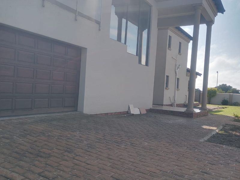 Stunning double-storey home - Photo 8