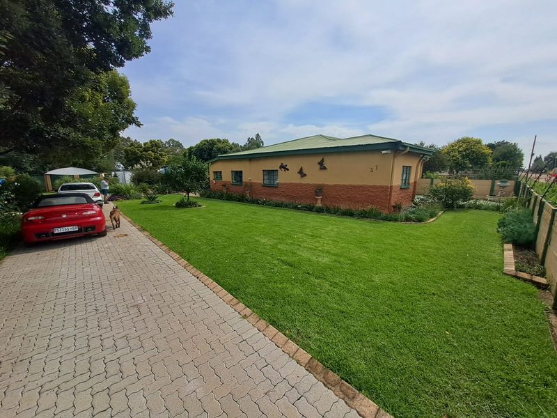 house  and flats - Photo 2