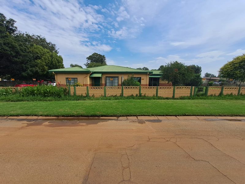 house  and flats - Photo 1