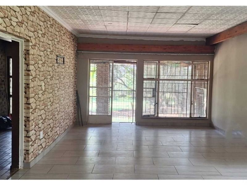 Spacious 4.6 Hectare Smallholding Rental with Modern Open-Plan Living - Photo 3
