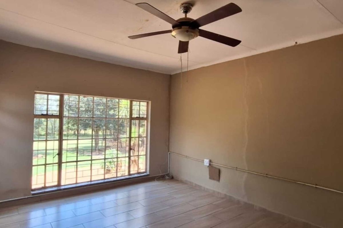 Spacious 4.6 Hectare Smallholding Rental with Modern Open-Plan Living - Photo 2