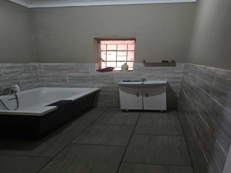 Spacious 4.6 Hectare Smallholding Rental with Modern Open-Plan Living - Photo 10