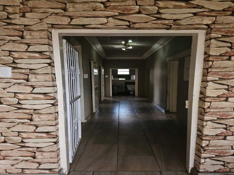 Spacious 4.6 Hectare Smallholding Rental with Modern Open-Plan Living - Photo 8