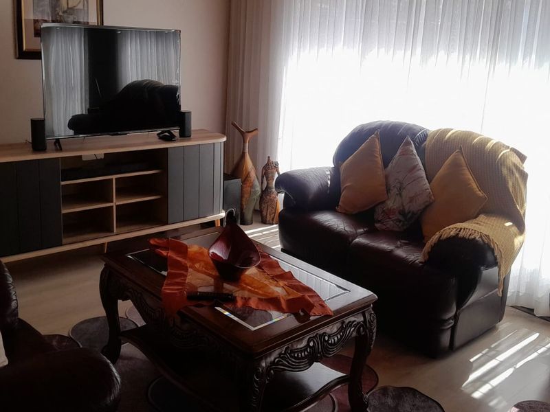 Comfortable Family Living with Convenience & Space - Photo 7