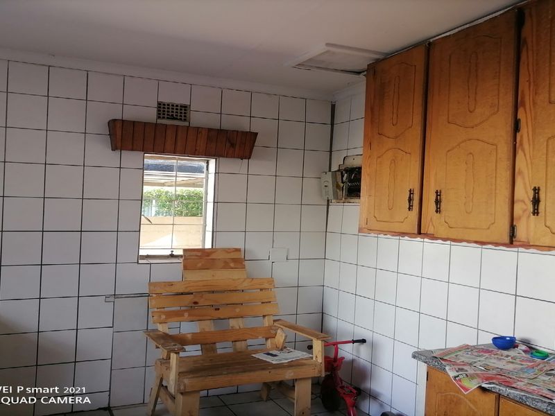 Spacious 8-Bedroom Home - Photo 10
