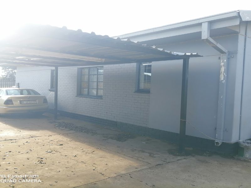 Spacious 8-Bedroom Home - Photo 6