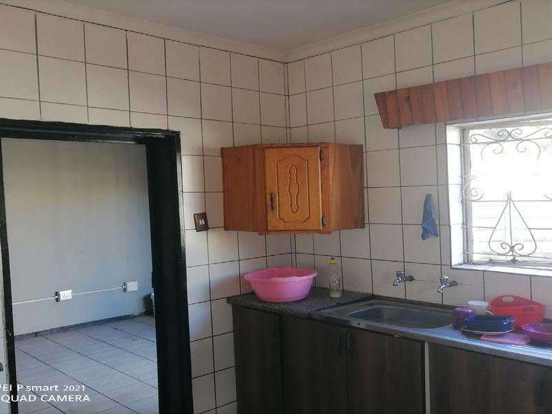 Spacious 8-Bedroom Home - Photo 7