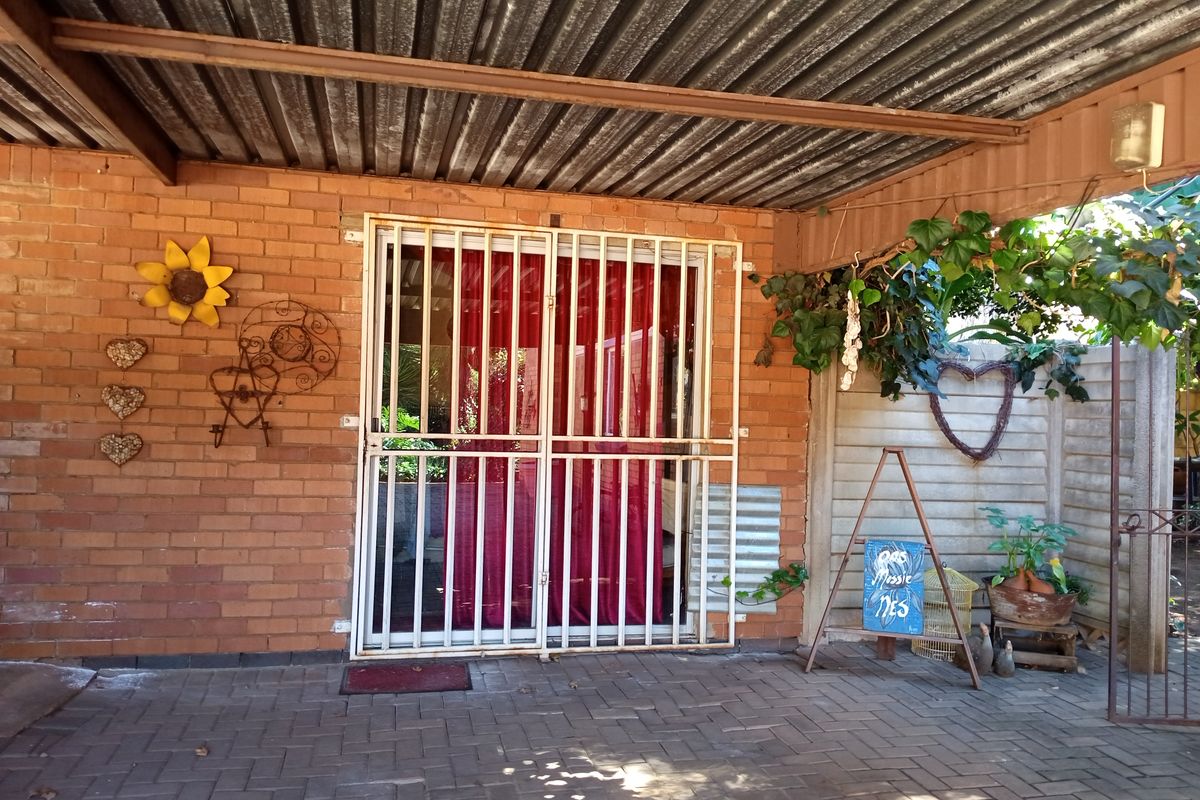 3 Bedroom - Photo 2