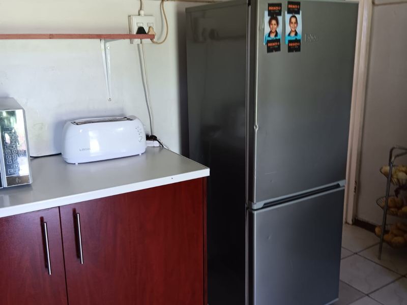 Charming four bedrooms home with beautiful garden and braai area - Photo 3