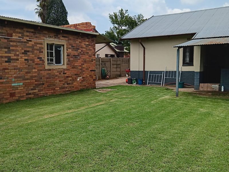 Charming four bedrooms home with beautiful garden and braai area - Photo 1