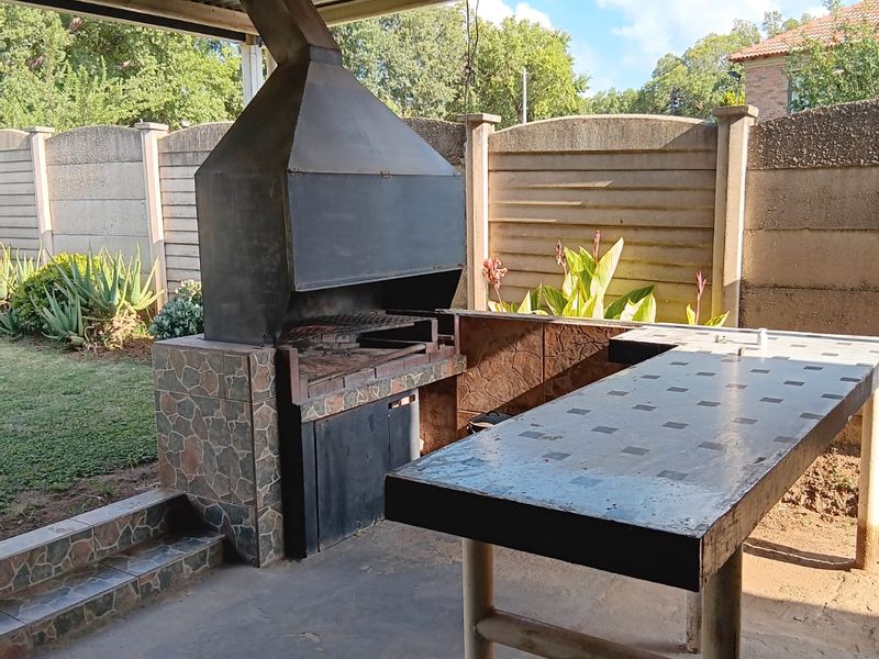 Charming four bedrooms home with beautiful garden and braai area - Photo 10