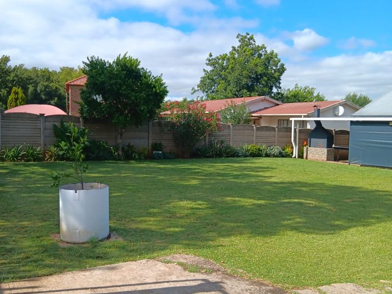 Charming four bedrooms home with beautiful garden and braai area - Photo 7