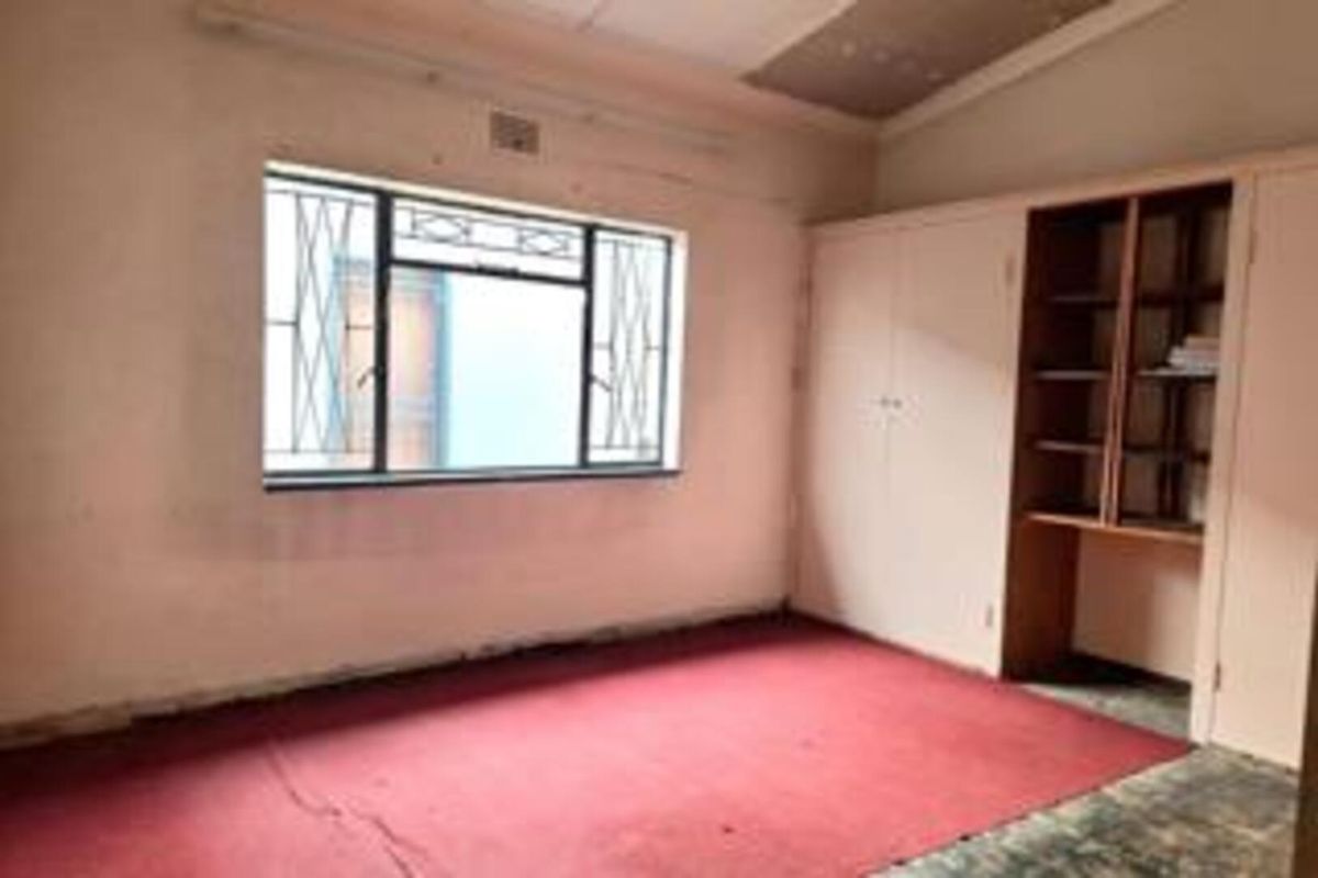 Spacious 4-Bedroom Family Home with Great Potential in a Neat Area - Photo 4