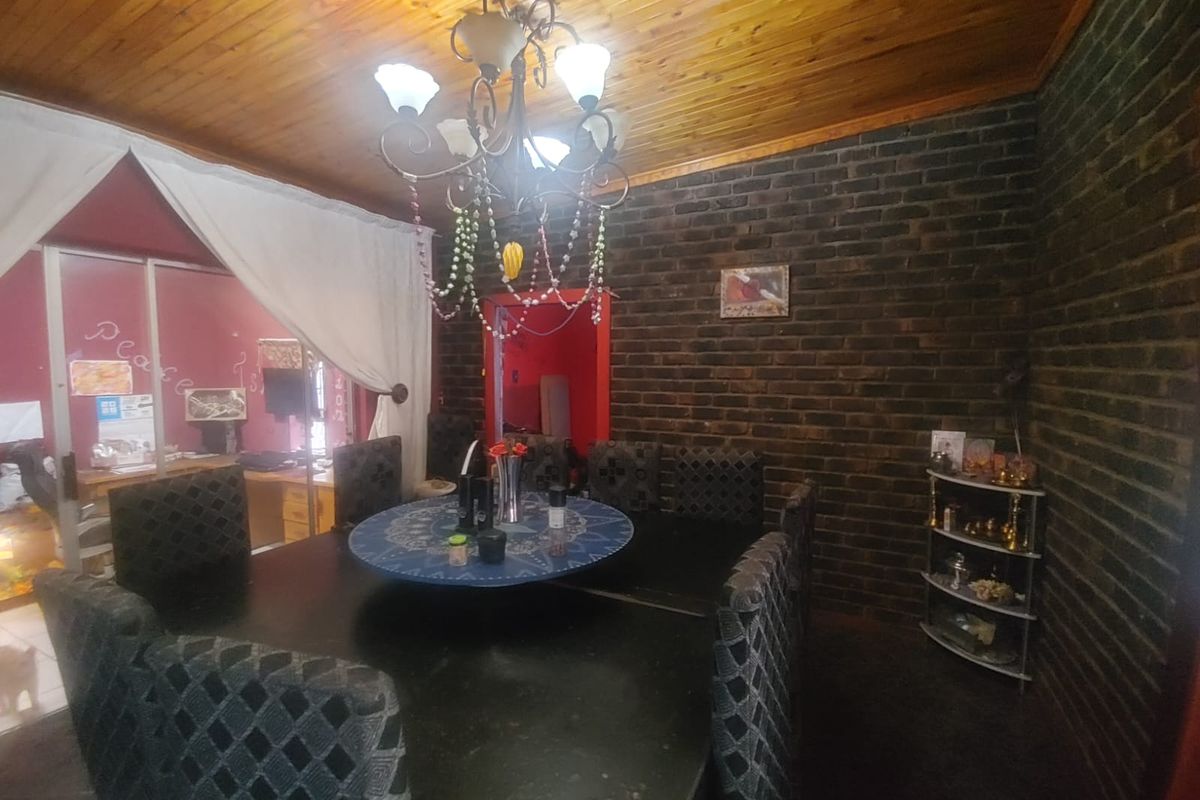 SPACIOUS 4-BEDROOM FAMILY HOME WITH POOL & ENTERTAINMENT AREA TO RENT - Photo 3