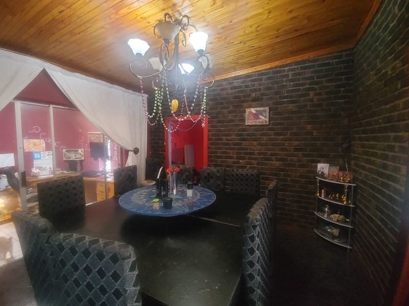 SPACIOUS 4-BEDROOM FAMILY HOME WITH POOL & ENTERTAINMENT AREA TO RENT - Photo 3