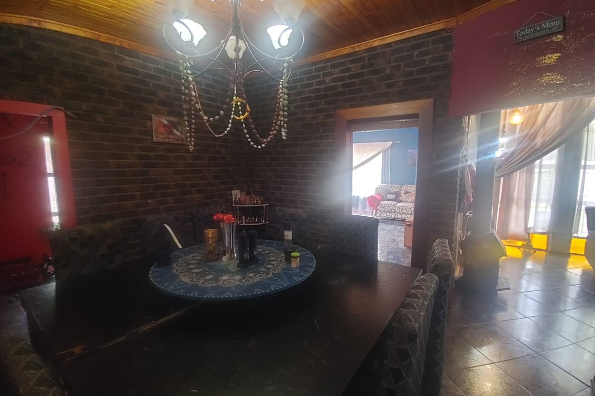 SPACIOUS 4-BEDROOM FAMILY HOME WITH POOL & ENTERTAINMENT AREA TO RENT - Photo 2