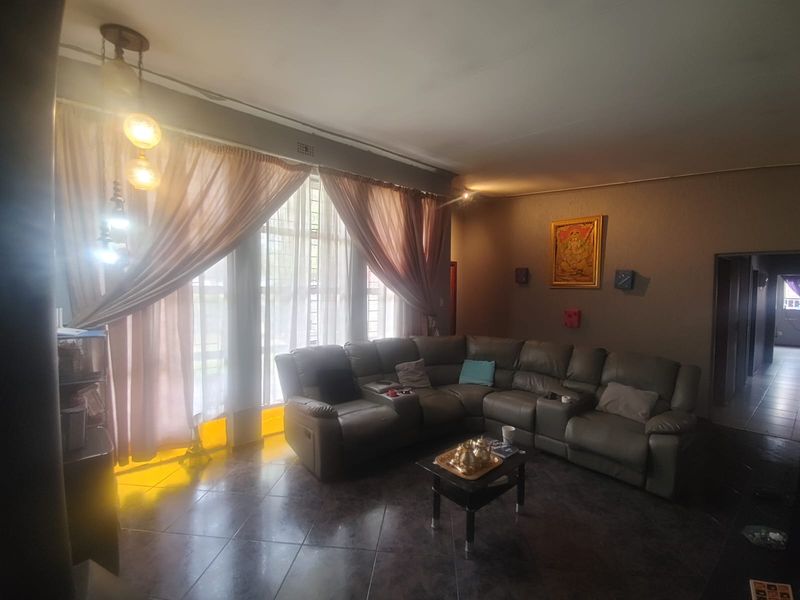 SPACIOUS 4-BEDROOM FAMILY HOME WITH POOL & ENTERTAINMENT AREA TO RENT - Photo 1