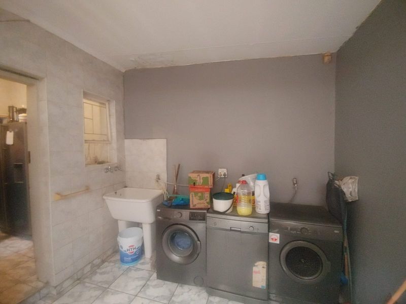 SPACIOUS 4-BEDROOM FAMILY HOME WITH POOL & ENTERTAINMENT AREA TO RENT - Photo 10