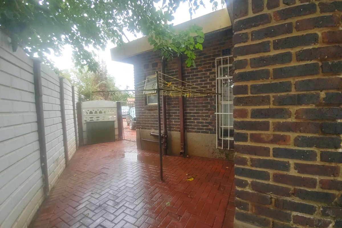 SPACIOUS 4-BEDROOM FAMILY HOME WITH POOL & ENTERTAINMENT AREA TO RENT - Photo 4