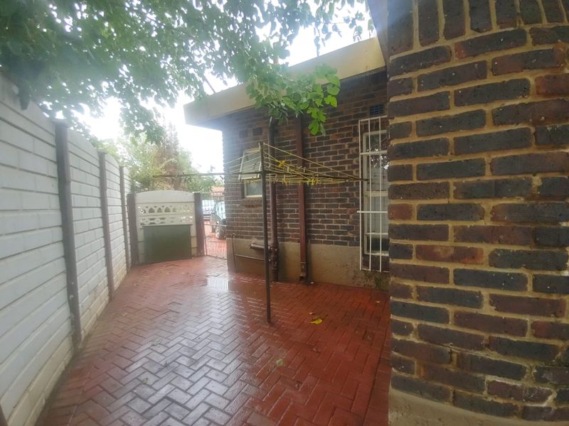 SPACIOUS 4-BEDROOM FAMILY HOME WITH POOL & ENTERTAINMENT AREA TO RENT - Photo 4