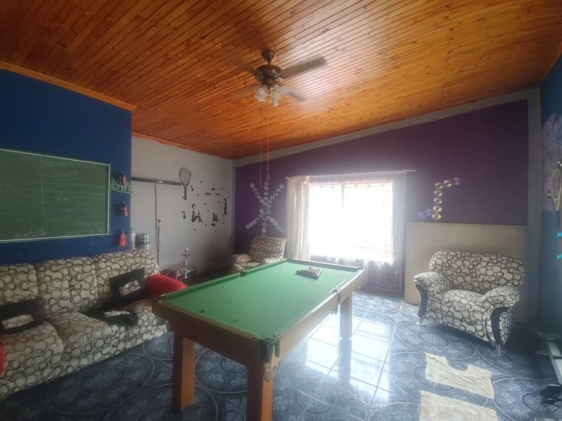 SPACIOUS 4-BEDROOM FAMILY HOME WITH POOL & ENTERTAINMENT AREA TO RENT - Photo 8