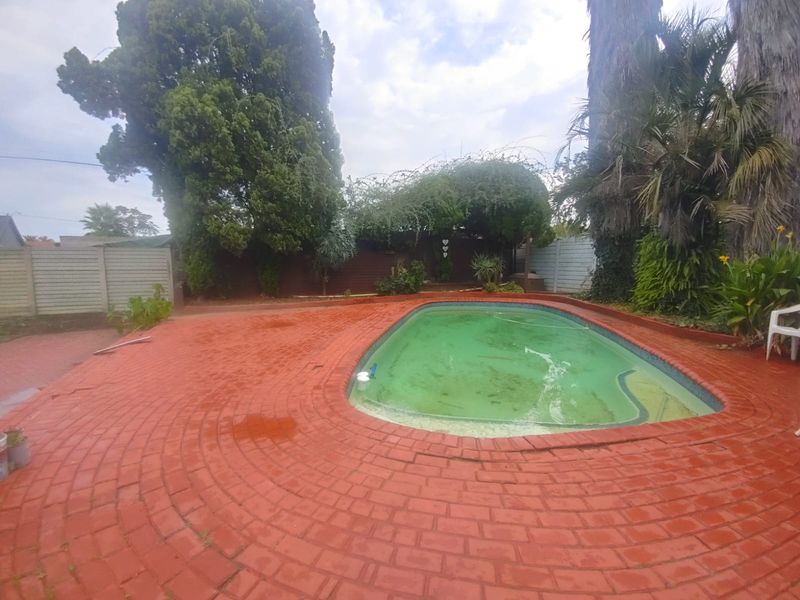 SPACIOUS 4-BEDROOM FAMILY HOME WITH POOL & ENTERTAINMENT AREA TO RENT - Photo 6