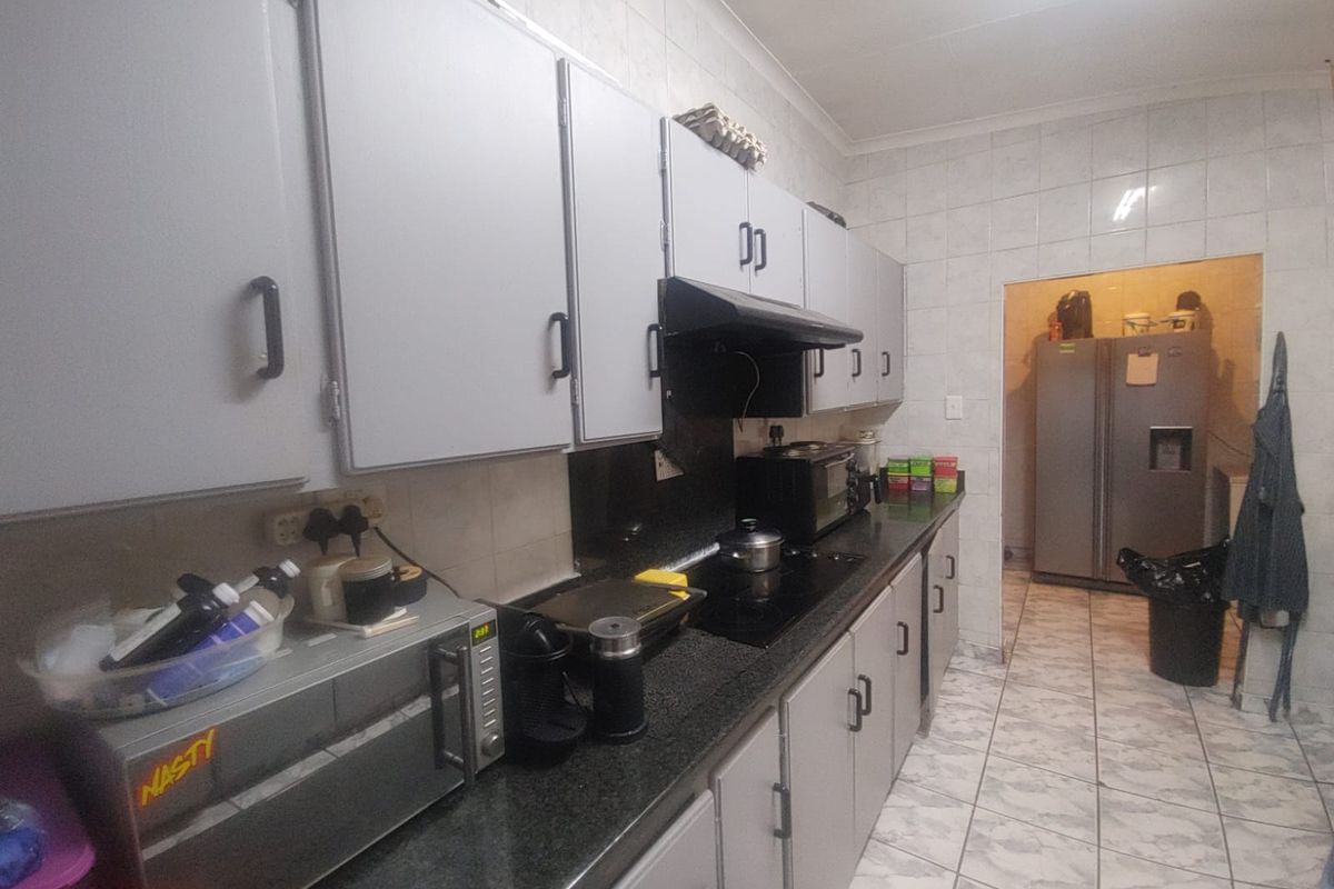 SPACIOUS 4-BEDROOM FAMILY HOME WITH POOL & ENTERTAINMENT AREA TO RENT - Photo 5
