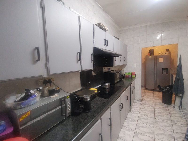 SPACIOUS 4-BEDROOM FAMILY HOME WITH POOL & ENTERTAINMENT AREA TO RENT - Photo 5