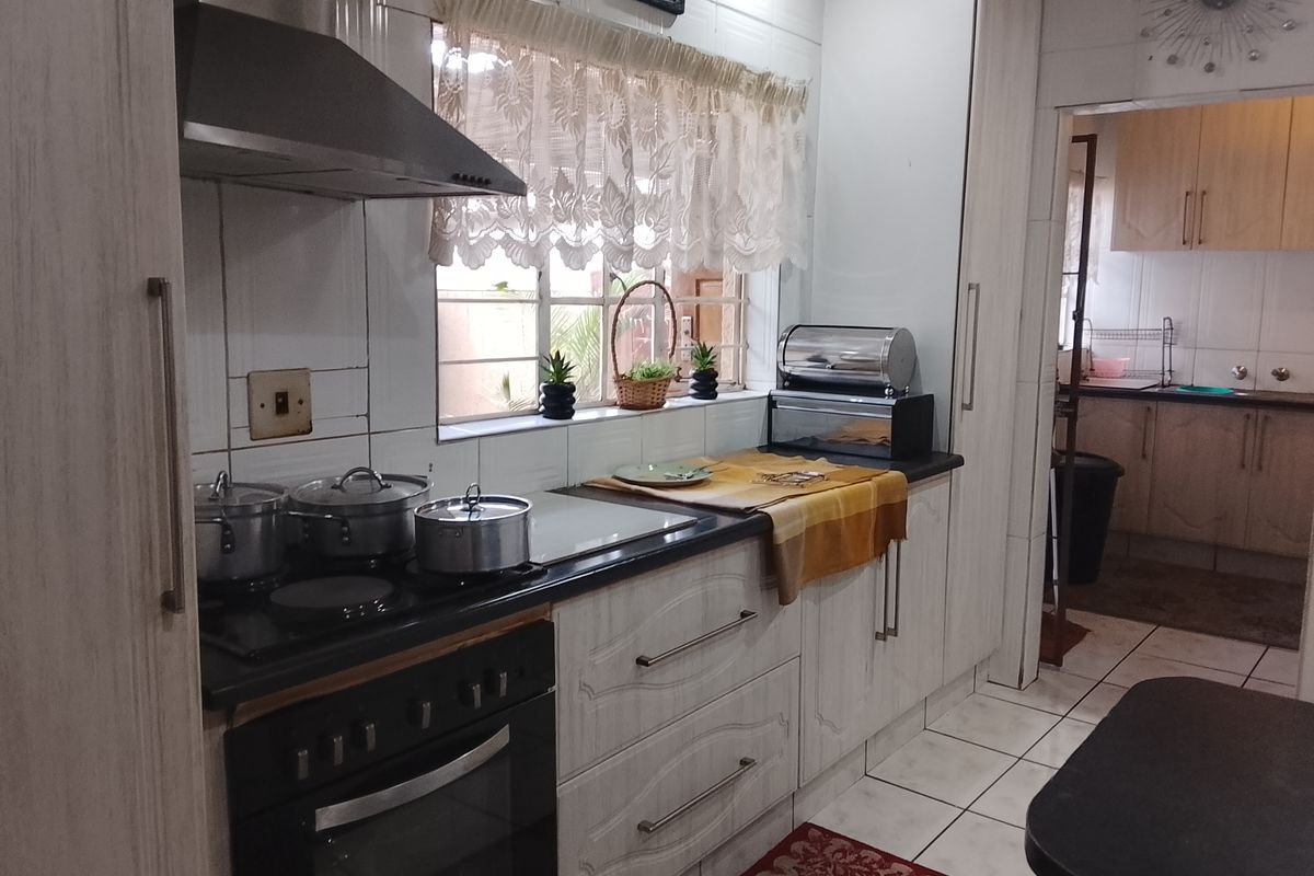 Specious family home with flatlet, borehole and entertainment area - Photo 4