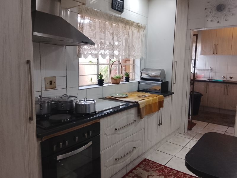 Specious family home with flatlet, borehole and entertainment area - Photo 4
