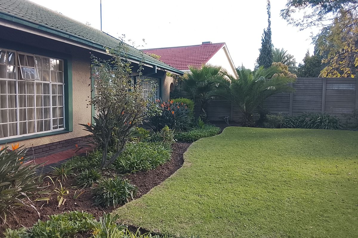 Specious family home with flatlet, borehole and entertainment area - Photo 3