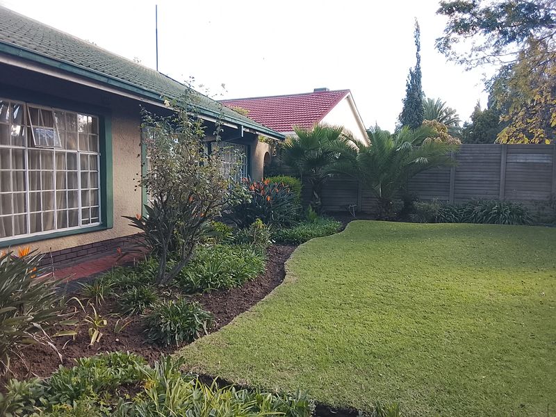 Specious family home with flatlet, borehole and entertainment area - Photo 3
